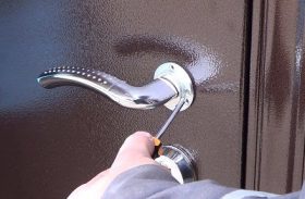 Замена дверной ручки металлической двери в Орле