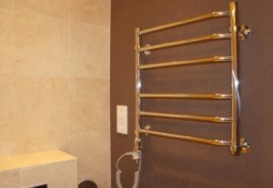 Установка электрического полотенцесушителя в ванной в Орле